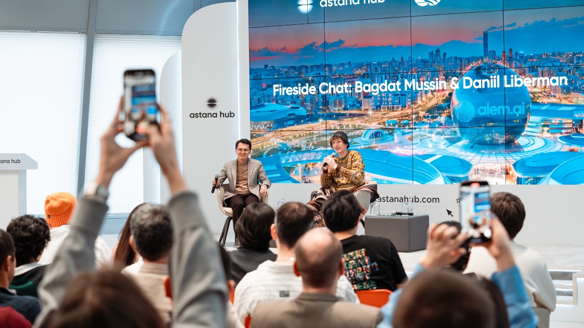 Astana Hub-ta tehnologiialardyń bolashaǵy jáne AI-ekonomikadaǵy Qazaqstannyń róli týraly Fireside Chat ótti