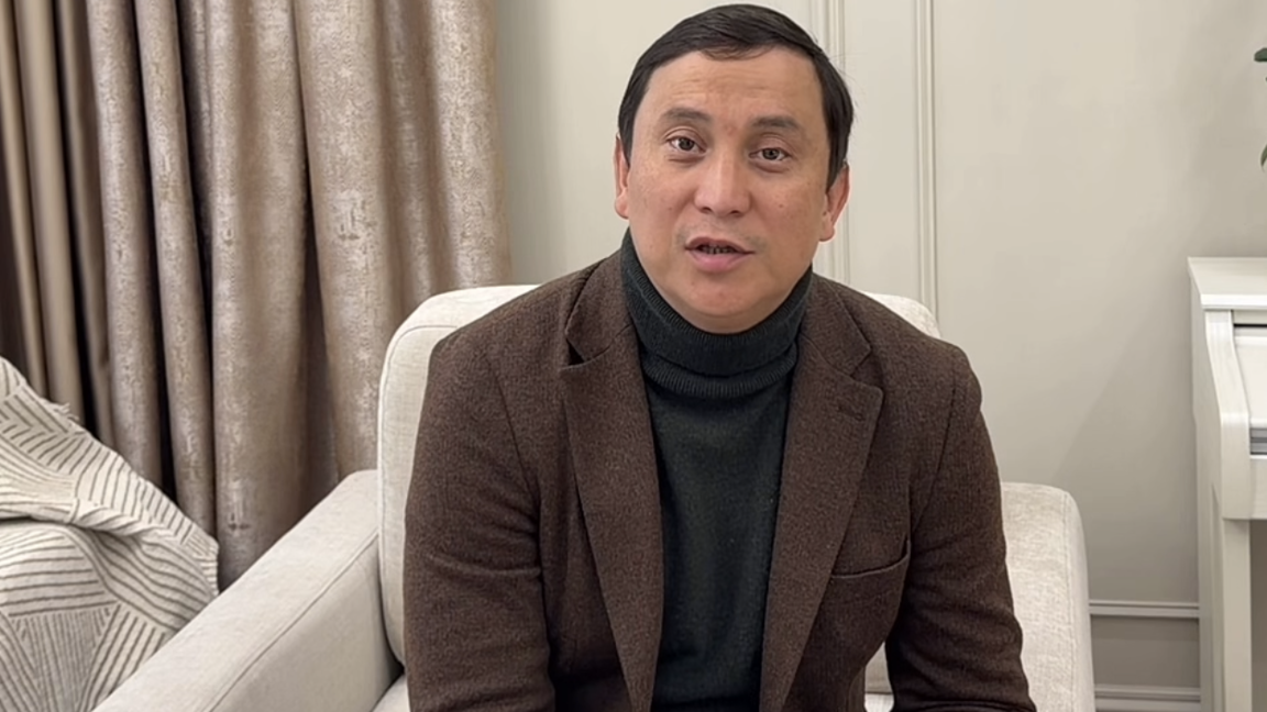“قاتەمدٸ مويىندايمىن”. قايرات ەدٸلگەرەي قۇرمانعازى بابا تۋرالى ايتقان سٶزٸ ٷشٸن كەشٸرٸم سۇرادى