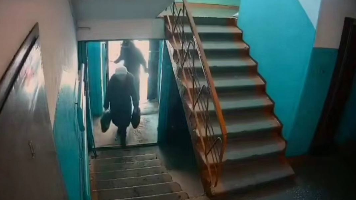 Pavlodarda zeinetkerge shabýyl jasaǵan er adam ustaldy