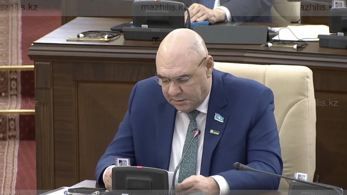 Depýtat volonterlerge eńbek ótilin engizýdi usyndy