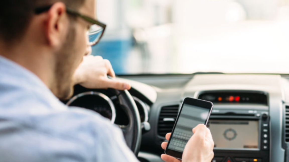 Júrgizýshilerge eskertý: telefon ustaý tyiym salynǵan
