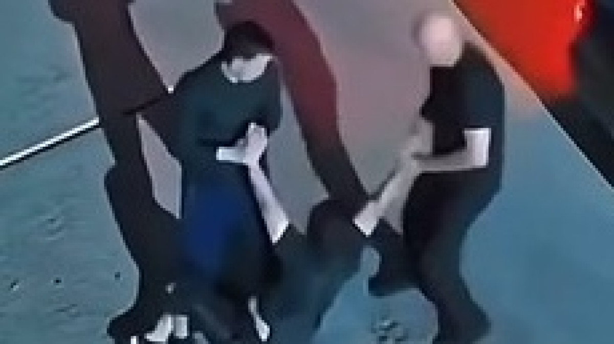 Shymkentte áskerge shaqyrylǵan jigitti kóshede ustaǵan sát videoǵa túsip qalǵan