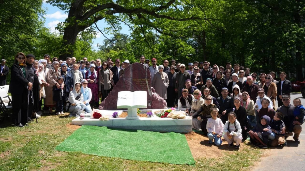 اقش-تا جازۋشى مۇحتار ماعاۋيننٸڭ بەيٸتٸنٸڭ باسىنا قۇلپىتاس ورناتىلدى