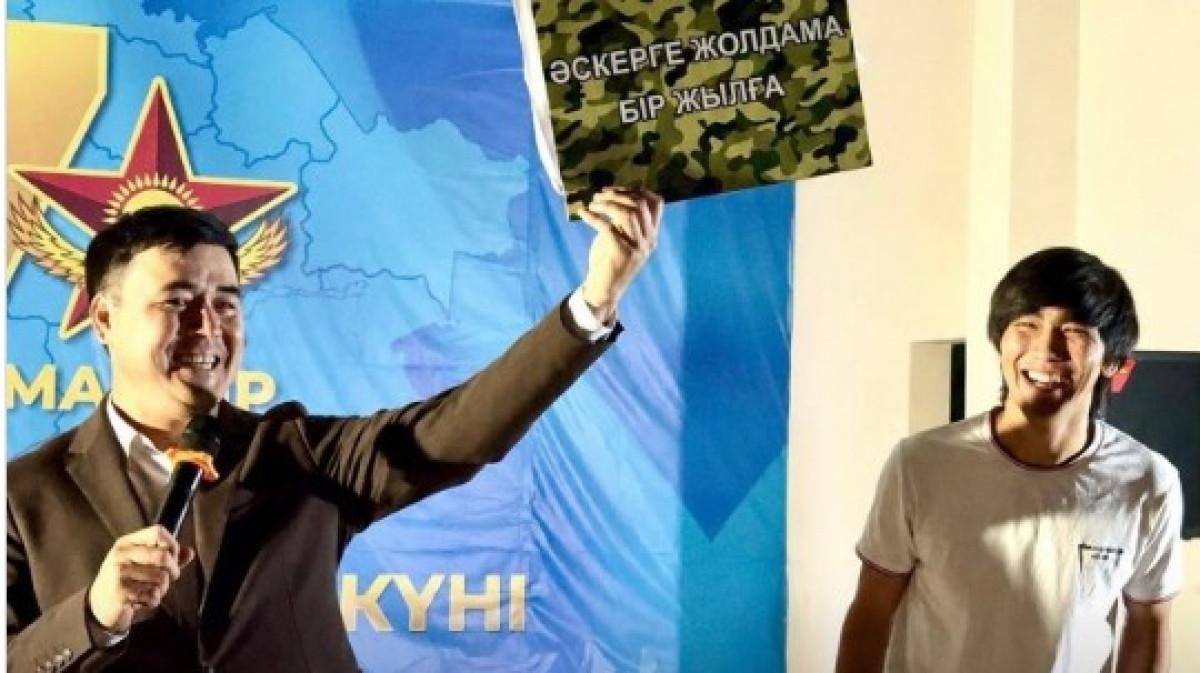 Жаркентте өткен мерекелік лотереяда жас жігіт әскерге жолдама ұтып алды