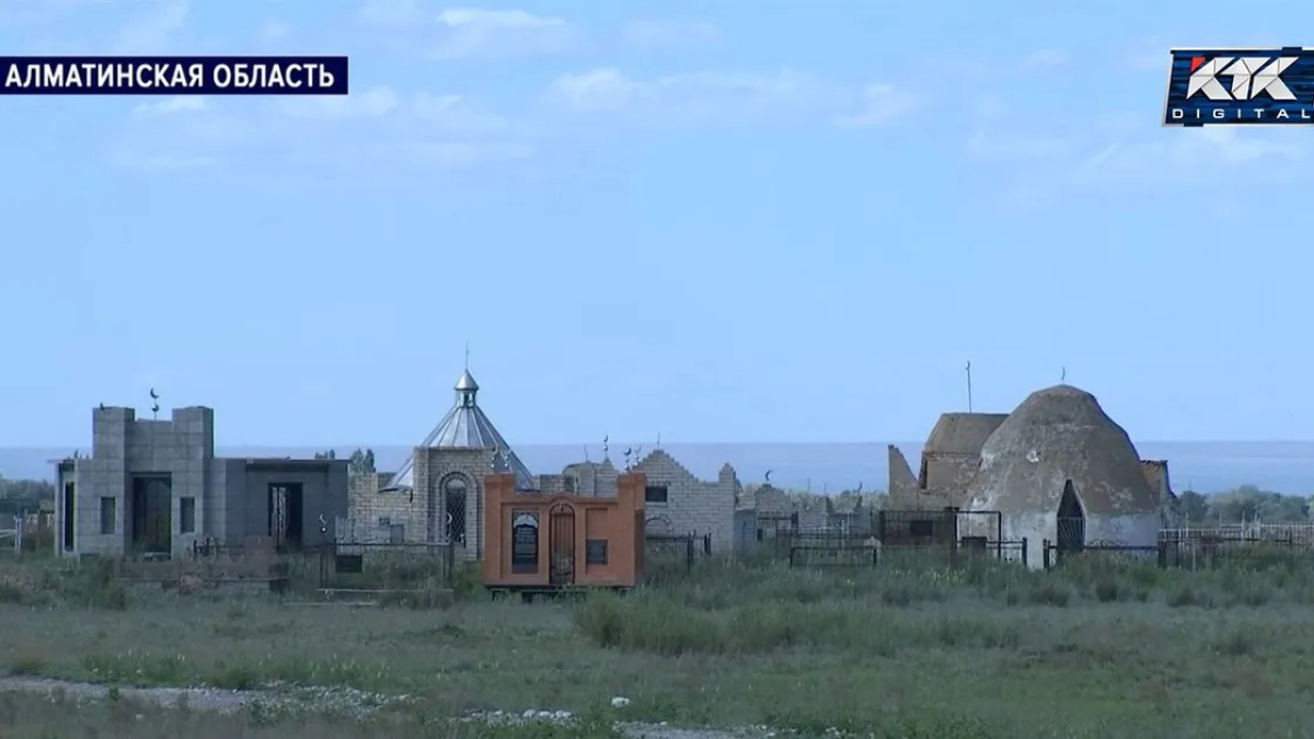 Артында екі қызы қалды: Талғарда әкесінің қабірінен келе жатқан жігітті пышақтап кетті