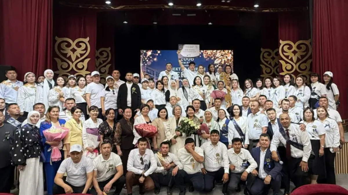 Жаңаөзенде мектеп түлектері сыныптасына баспана сыйлады