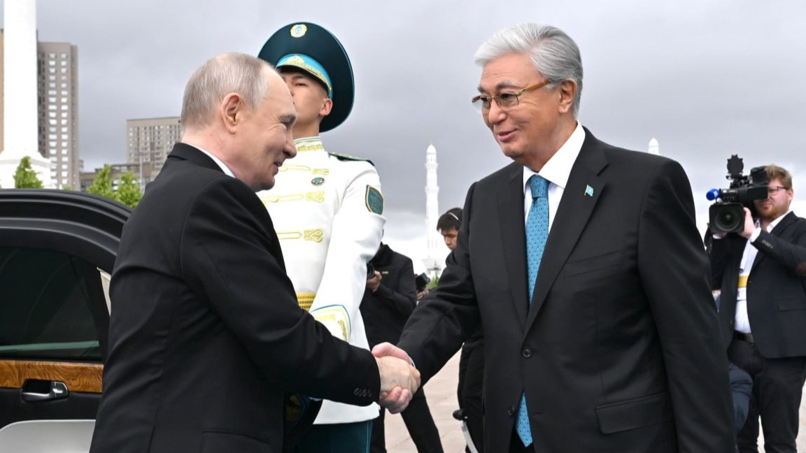 Тоқаев Путинді Тәуелсіздік сарайында өзі күтіп алды