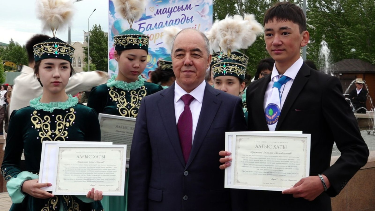 БҚО-да 90 оқушыға 120 мың теңгелік қаржылай сертификат табысталды