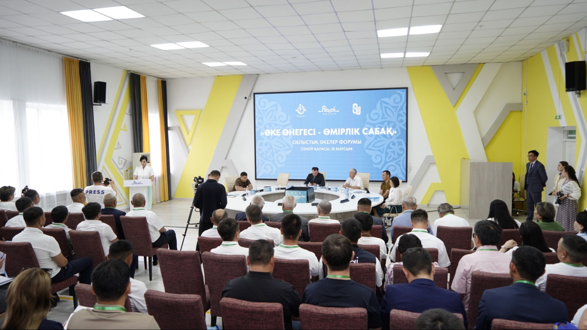 «Әке өнегесі – өмірлік сабақ»: Абай облысында жас ұрпақ тәрбиесіндегі әкенің рөлі талқыланды