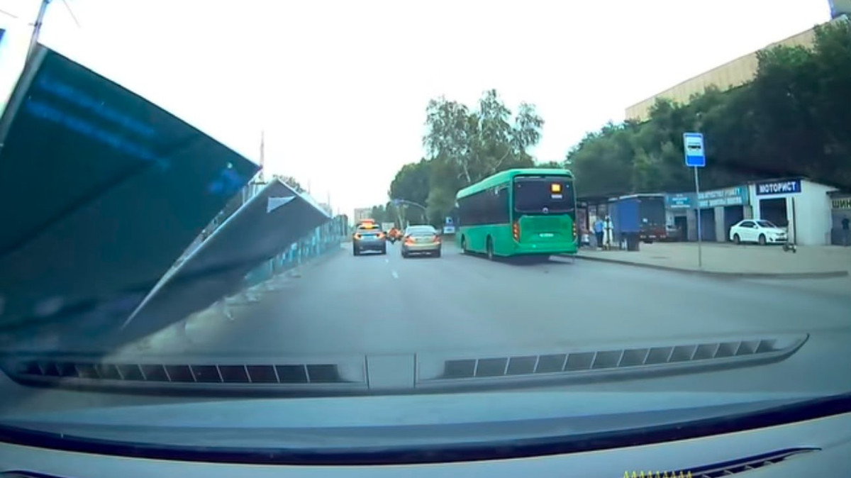 Алматыда LRT құрылысындағы қоршау тұрғынның көлігіне құлап, зақым келтірген