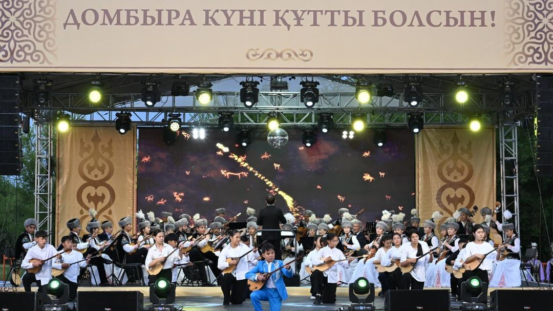 Жетісуда домбырашылар әлемнің 10 елінің музыканттарымен тікелей эфирде бірге «Алқиса» күйін бір мезетте орындады