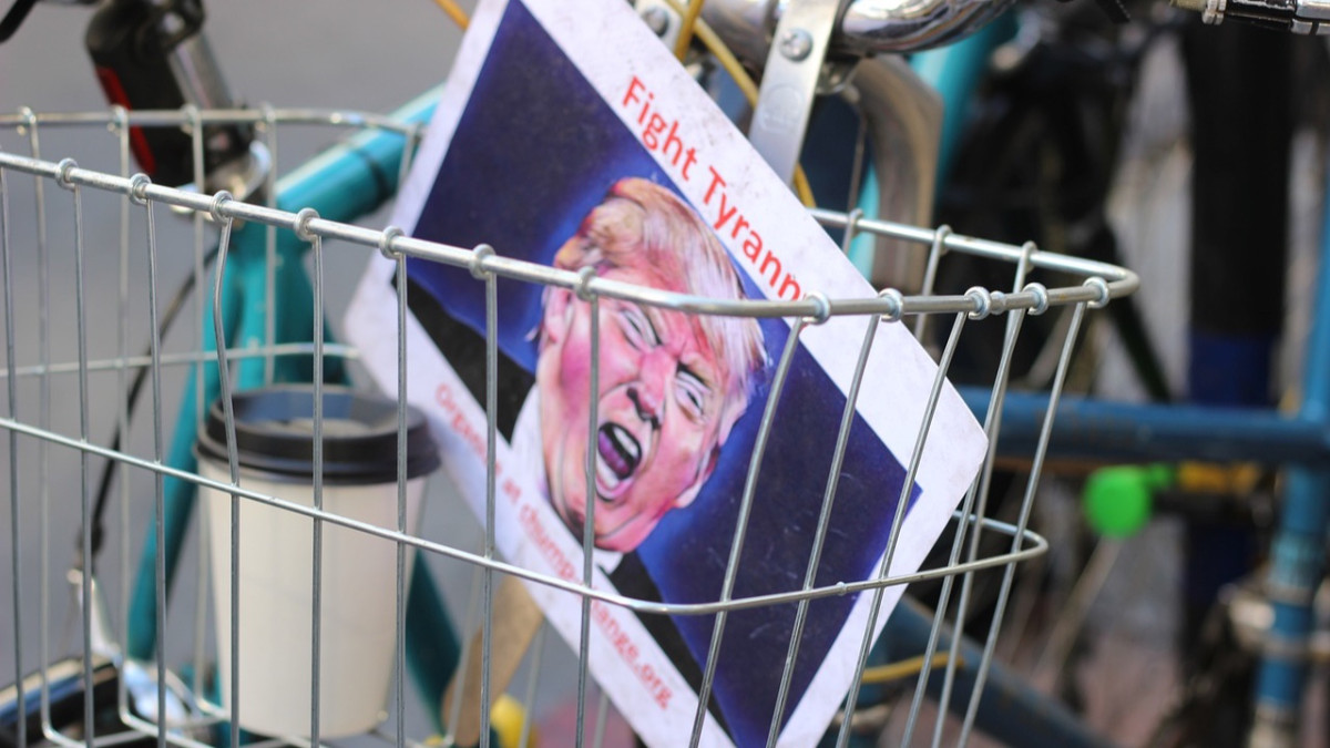 CNN: Трамп әуелі акция сатып алып, кейін сол компанияларды мақтаған