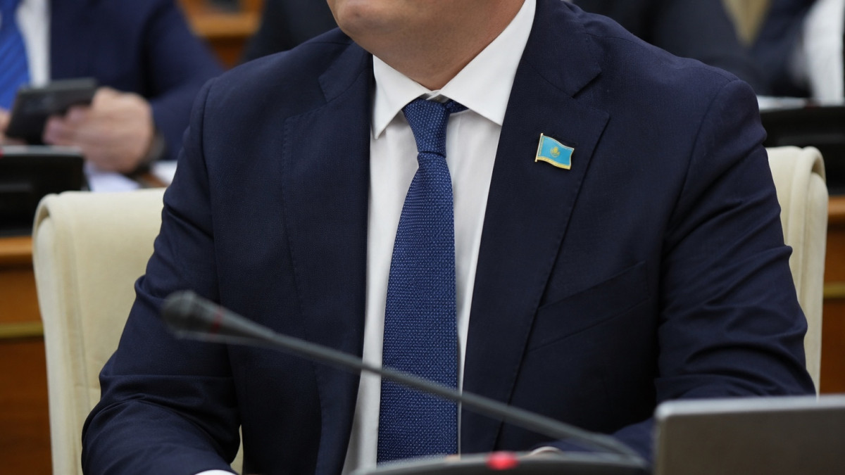 Алтынның орнына жез: депутаттардың төсбелгісі арзандады