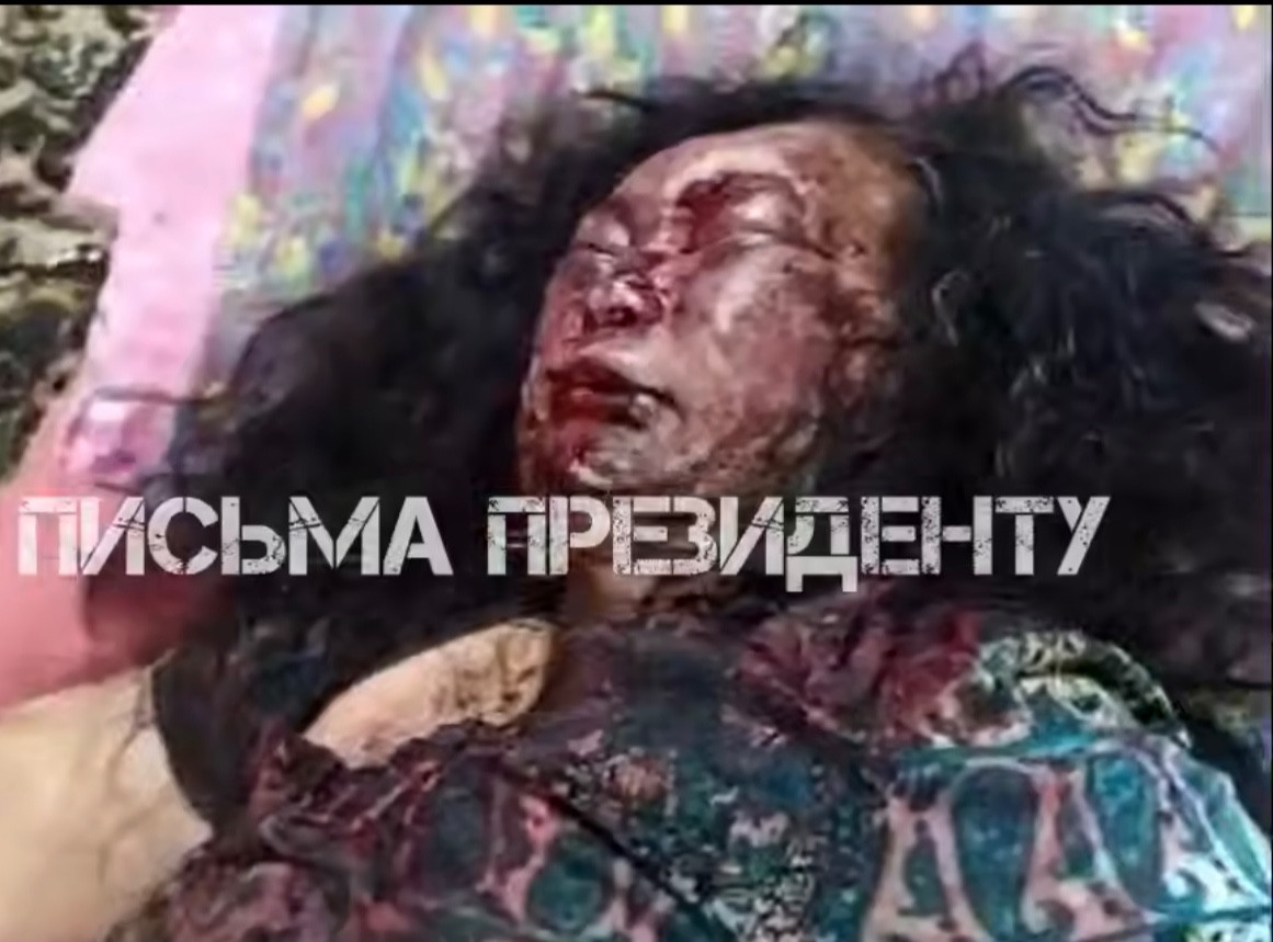 Леңгірде бетперде таққан адамдар әйелді аяусыз ұрып-соққан