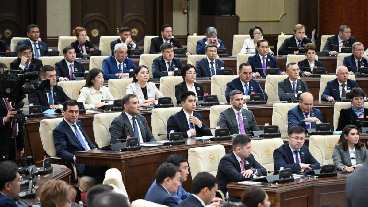 Депутаттар Құрылтай регламентін қабылдады