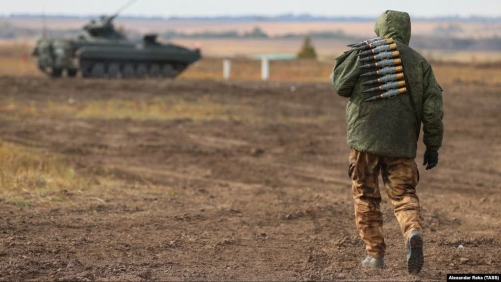 Украинадағы соғысқа қатысқаны үшін сотталған өзбекстандық Ресей түрмесінде қалай әскерге тартылғанын айтты