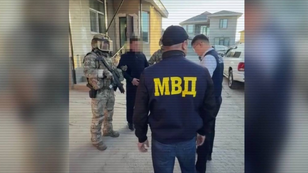 Жамбыл облысында ауыр жүк көліктерін бопсалаумен айналысқан қылмыстық топ ұсталды