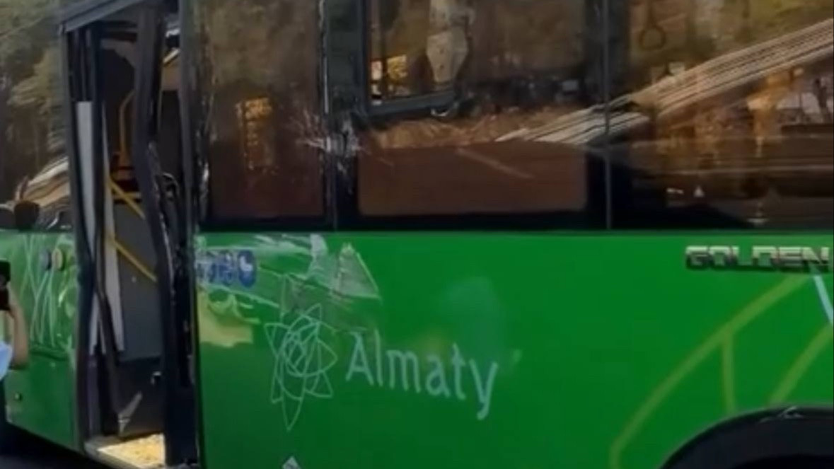 Алматыда автобус жол апатына ұшырап, төрт адам зардап шекті
