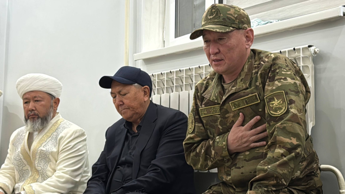 "Басымды иіп, кешірім сұраймын". Қорғаныс министрі қаза тапқан әскери қызметшілердің отбасыларына барды