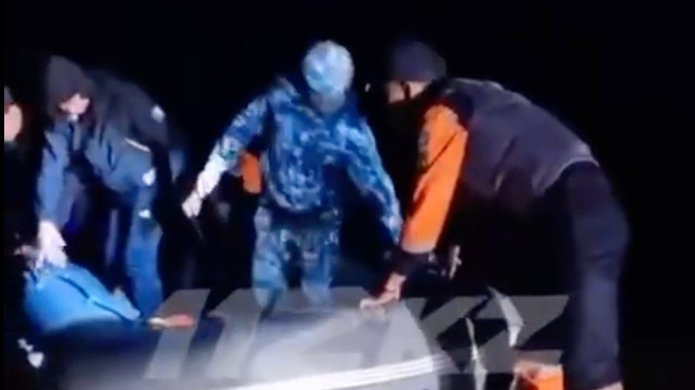 Маңғыстауда үрлемелі қайықпен жүрген үш адам ашық теңізге бата жаздады