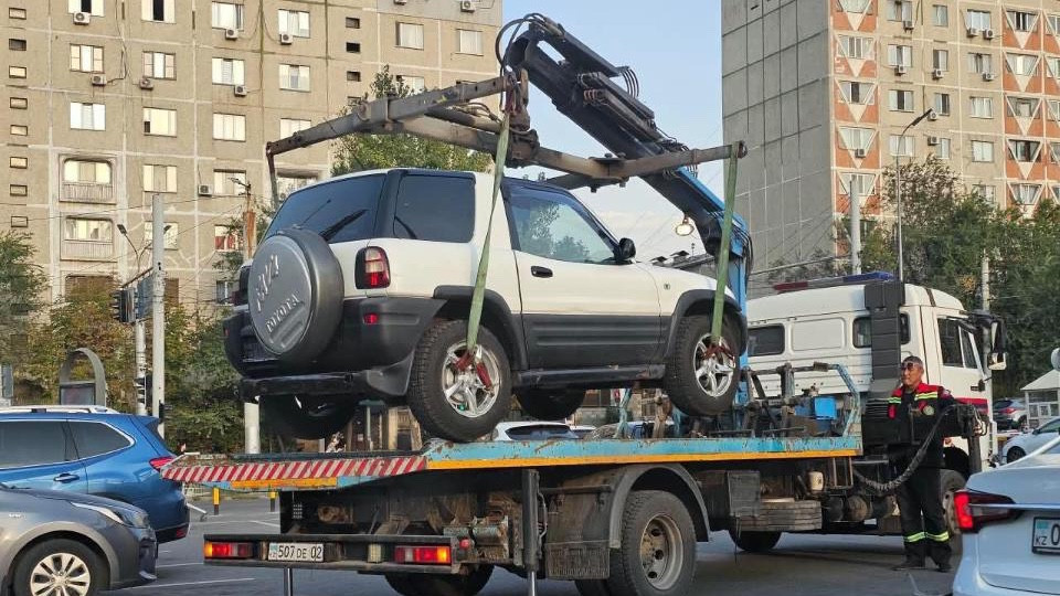 Алматыда көлік эвакуациясы ақылы болады: жаңа тарифтер белгіленді