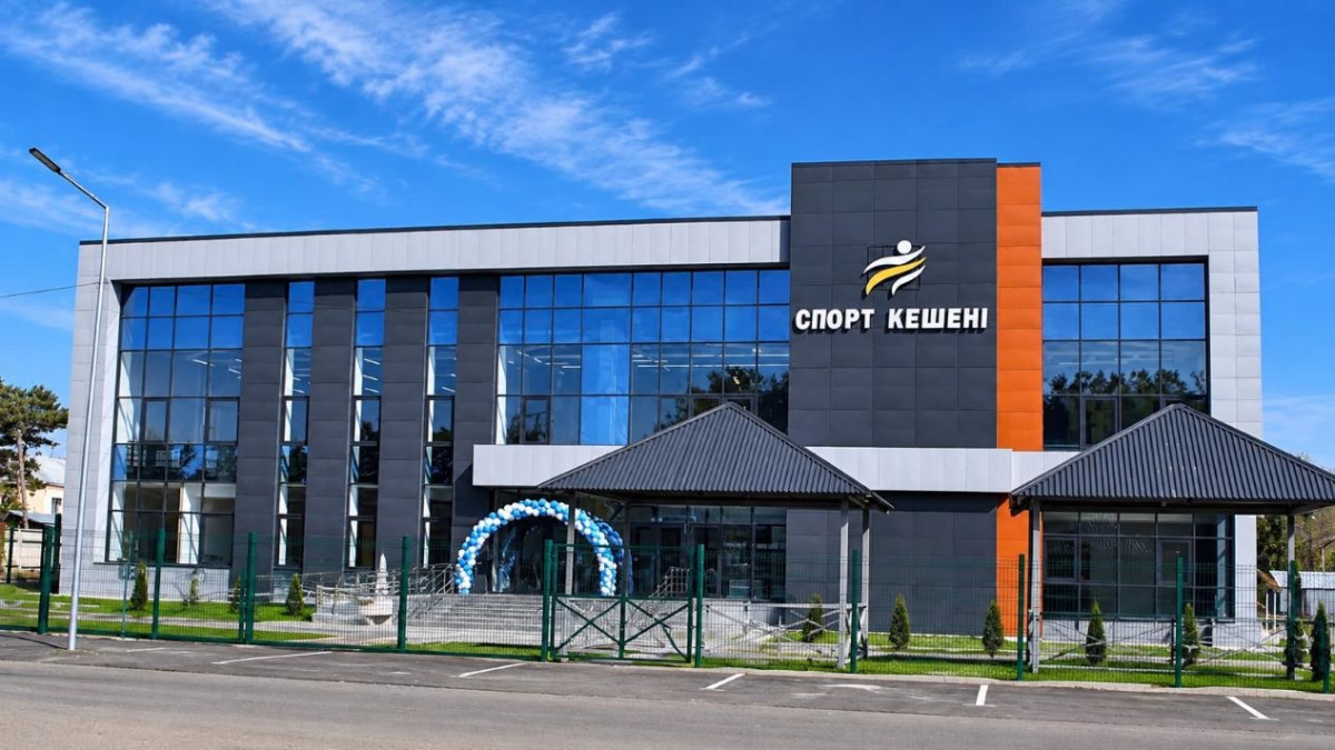 Жетісуда халықты спорт инфрақұрылымымен қамту деңгейі 70,5%-ға жетті: Алакөл ауданында жаңа спорт кешені ашылды