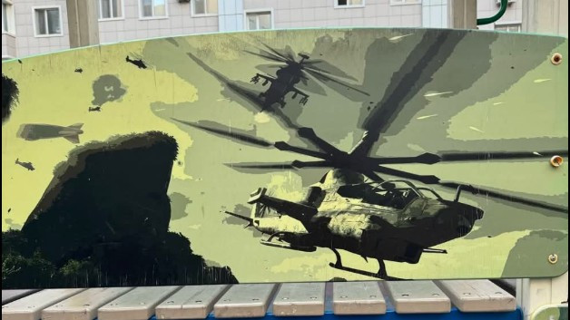 «Балалар неге соғысты көруі керек?»: Астанадағы балалар алаңы жұрттың ашуына тиді