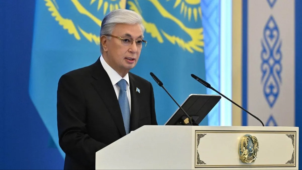 "Көк байрағымыз әрдайым биікте желбіресін": Тоқаев Қазақстан халқын Республика күнімен құттықтады