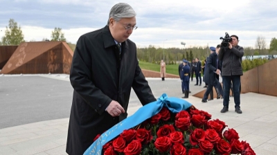Тоқаев Ржевтегі Кеңес әскеріне арналған мемориалға гүл шоғын қойды
