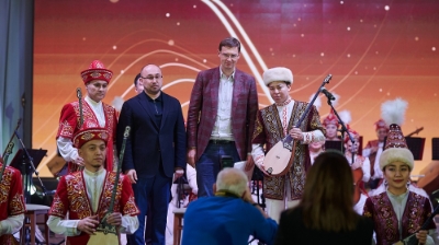 Тимур Турлов Құрманғазы және «Отырар сазы» оркестріне жаңа, сапалы домбыраларды сыйға тартты