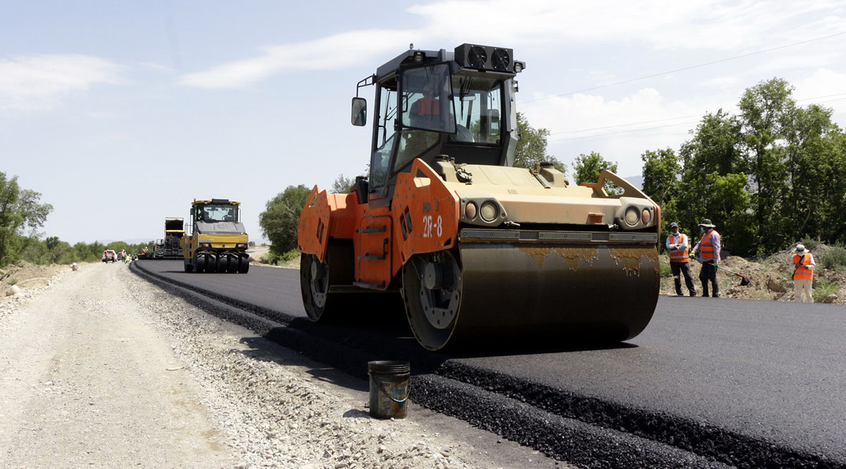 В этом году в ВКО проводят реконструкцию и ремонт тысячи километров дорог республиканского значения