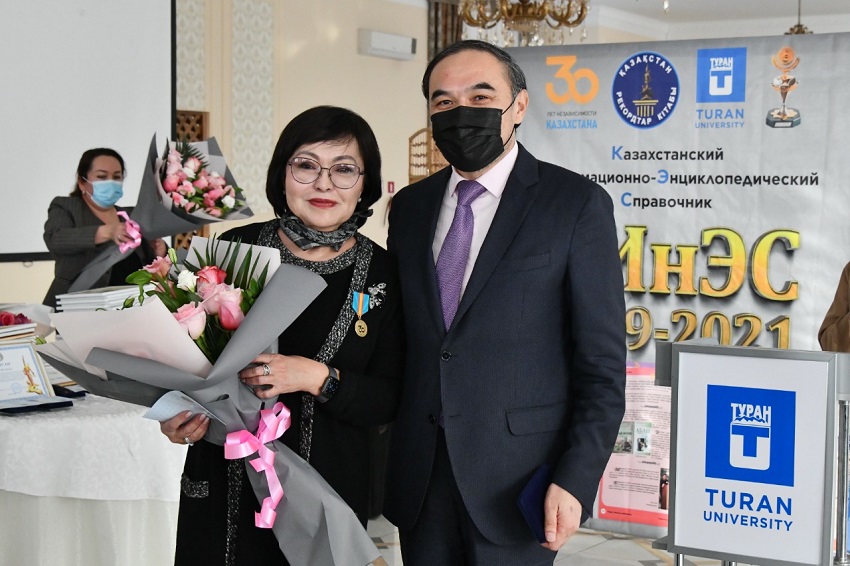 Ержан Бабақұмаров Тәуелсіздік күні қарсаңында Алматының Қоғамдық кеңес мүшелеріне мерейтойлық медальдарды тапсырды
