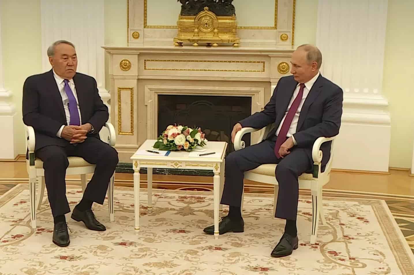 "Мен енді президент емеспін...". Назарбаев пен Путиннің кездесуінде не айтылды?