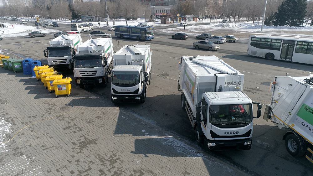 Усть-Каменогорску и Семей передали 2856 контейнеров и 12 мусоровозов для раздельного сбора ТБО