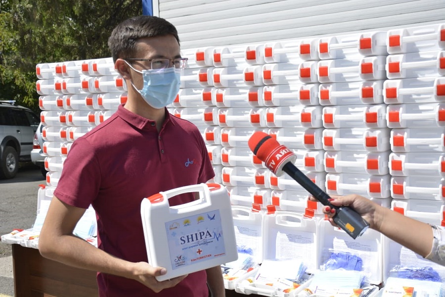 Түркістандық «Nur Otan» белсенділері 300 отбасыға дәрі-дәрмек қобдишасын табыстады