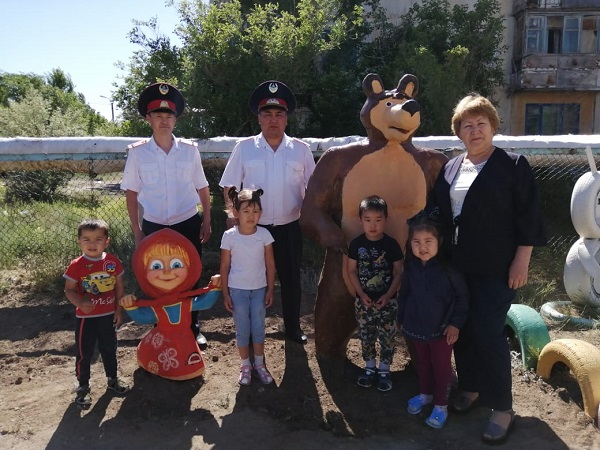Осужденные Восточно-Казахстанской области для детского сада сделали скульптуры мультфильма «Маша и медведь»