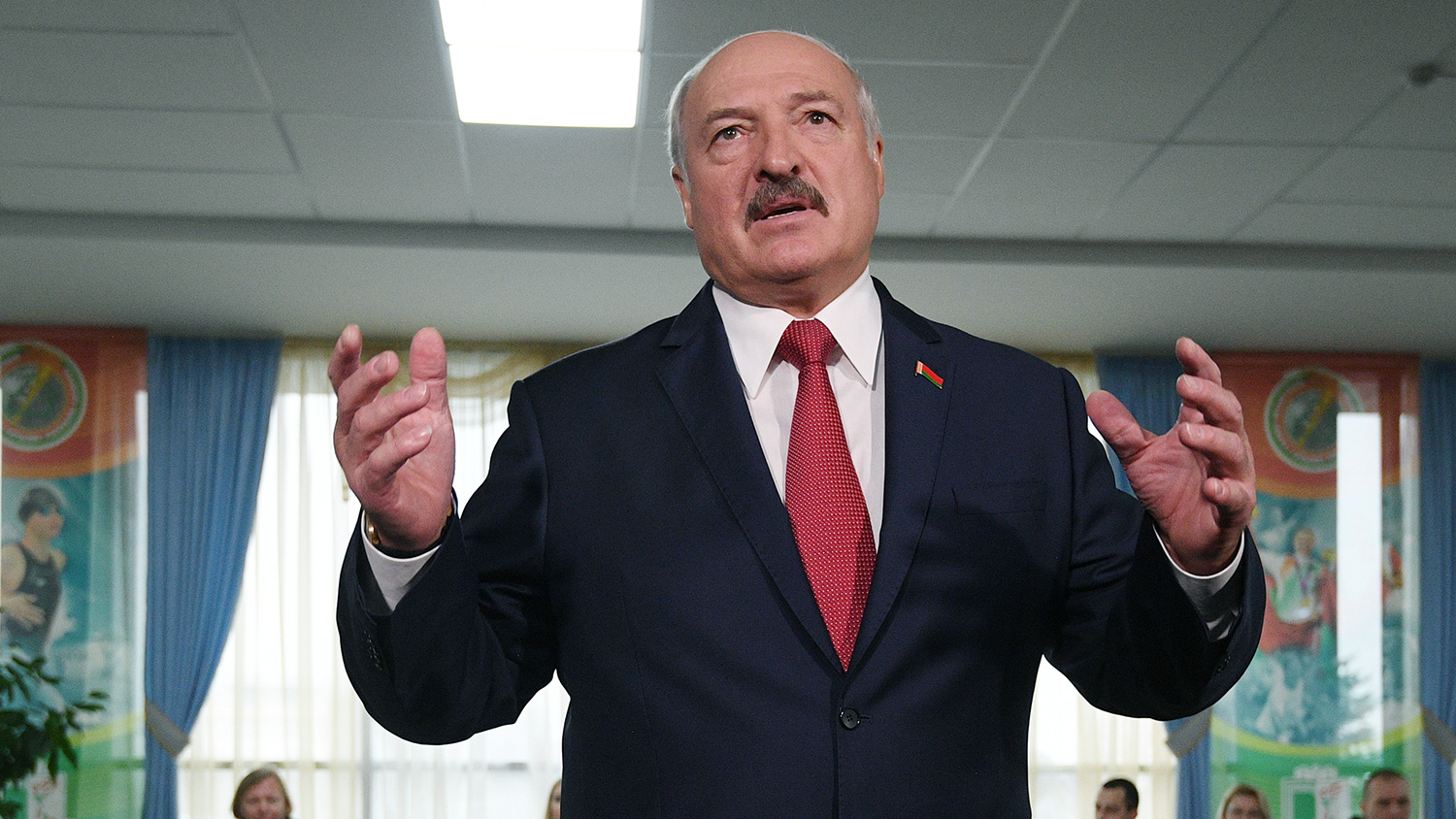 Лукашенко есінен танып қалды. Ол коронавирус жұқтыруы мүмкін