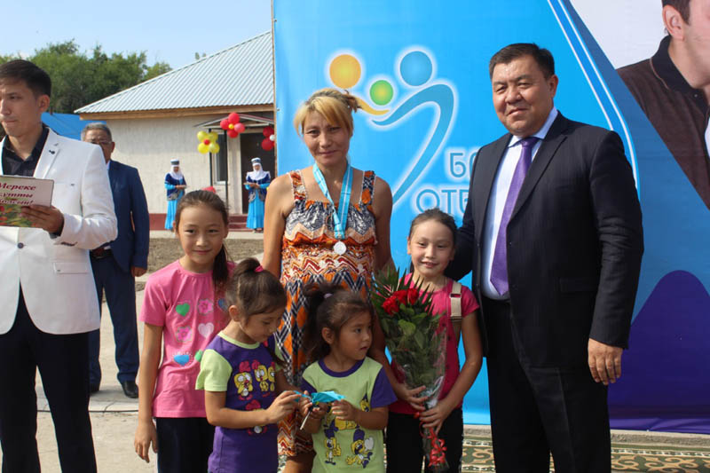 Мереке қарсаңында Алматы облысындағы көпбалалы отбасыларға 21 үй берілді
