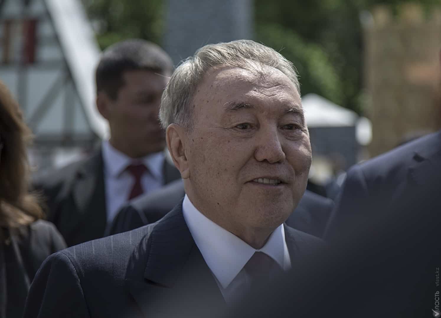 Назарбаевты патша деу Бас мүфтиден басталған - белгілі журналист