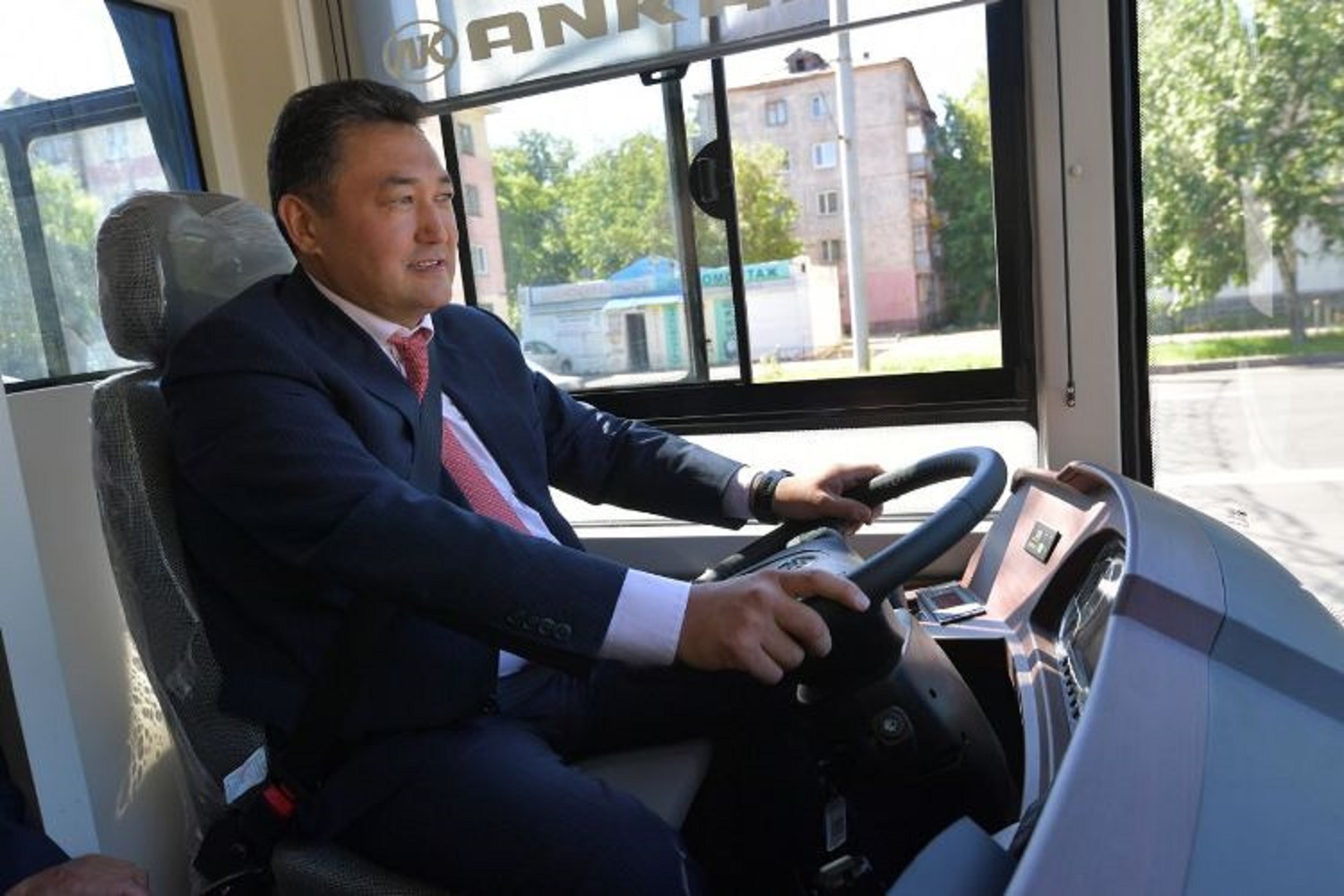 Павлодарда жаңа автобустар мен трамвайлар жүре бастады (видео)