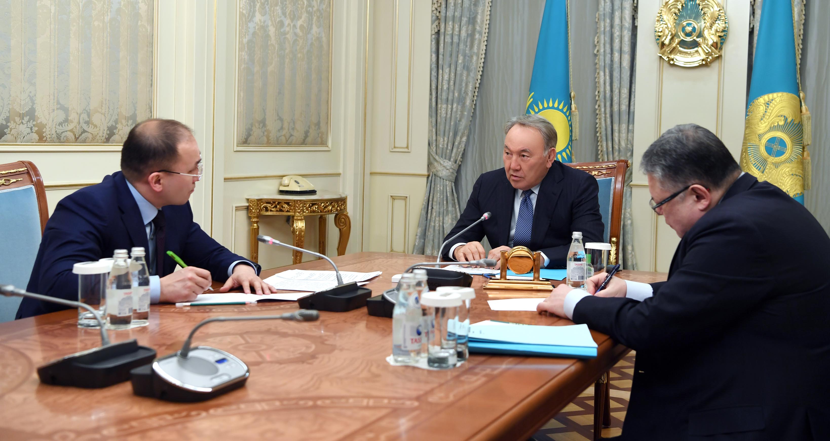 Назарбаев: "Парламент пен Үкіметтің жұмысы мемлекеттік тілде жүруі тиіс"