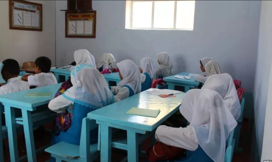 Мектептегі хиджаб дауы: Заңға бағынбаған ата-аналарды жаза күтіп тұр