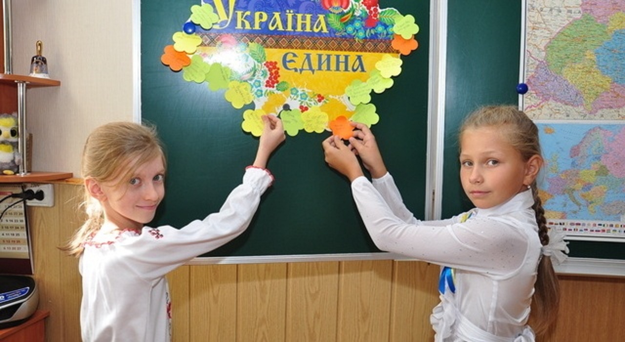 Украина мектептері оқушыларды тек украин тілінде оқытады