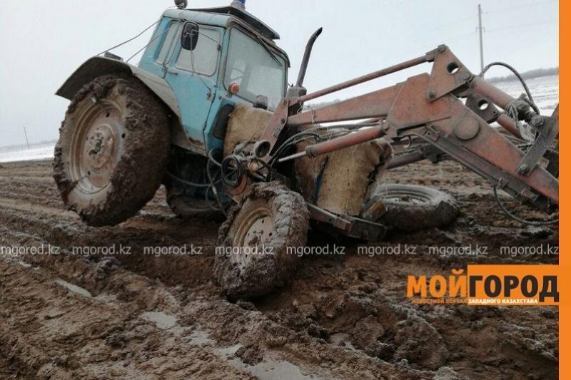 БҚО-ның Зеленов ауданындағы нашар жолмен трактор да жүре алмай қалыпты