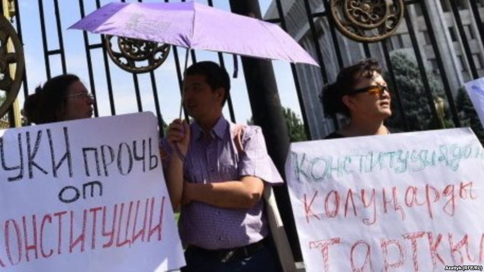 Қырғызстанда Конституцияға өзгерістер енгізуге қарсы қол жиналып жатыр