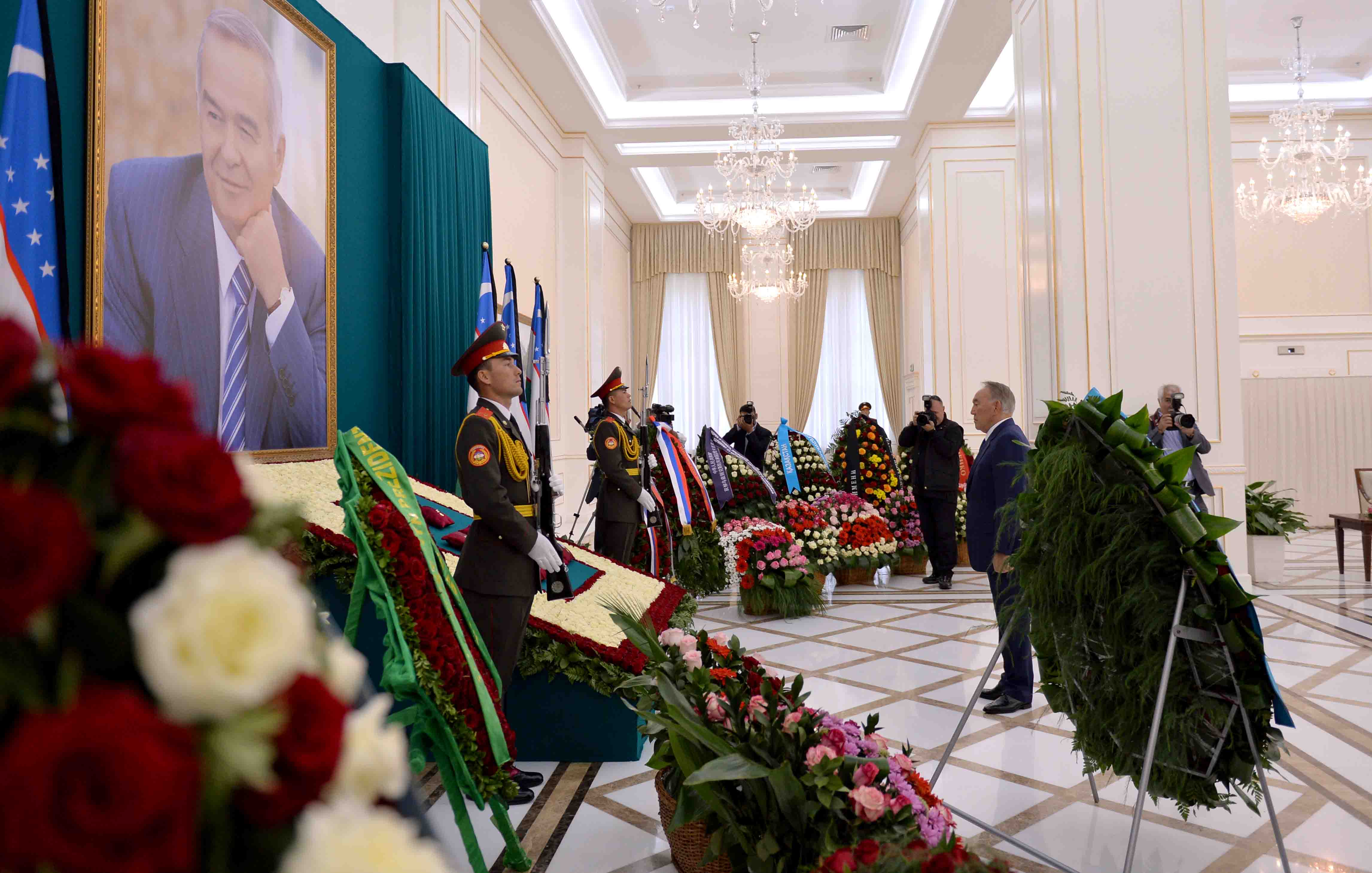 Елбасы Ислам Каримовтің бейітіне гүл шоғын қойды (ФОТО)