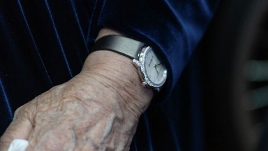 94 жастағы Бибігүл Төлегенова Назарбаевтан бриллиант сағат сыйлыққа алғанын айтты
