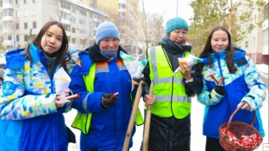 Астанада еріктілер коммуналдық қызметкерлерге бауырсақ пен ыстық шай таратты