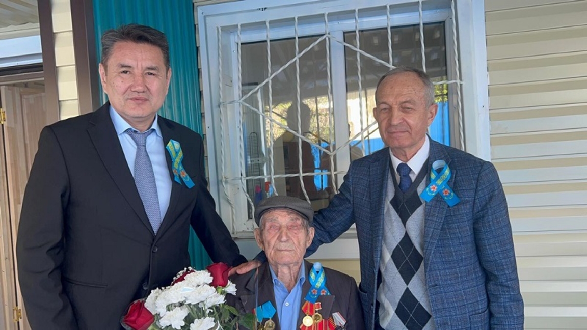 В преддверии Дня Победы в Усть-Каменогорске навестили ветерана ВОВ