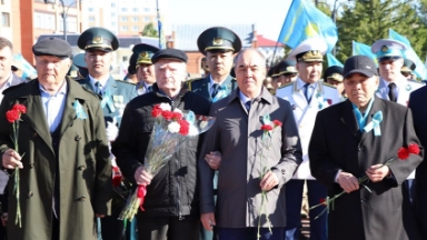 Батыс Қазақстан облысының әкімі ардагерлерді Жеңіс күнімен құттықтады